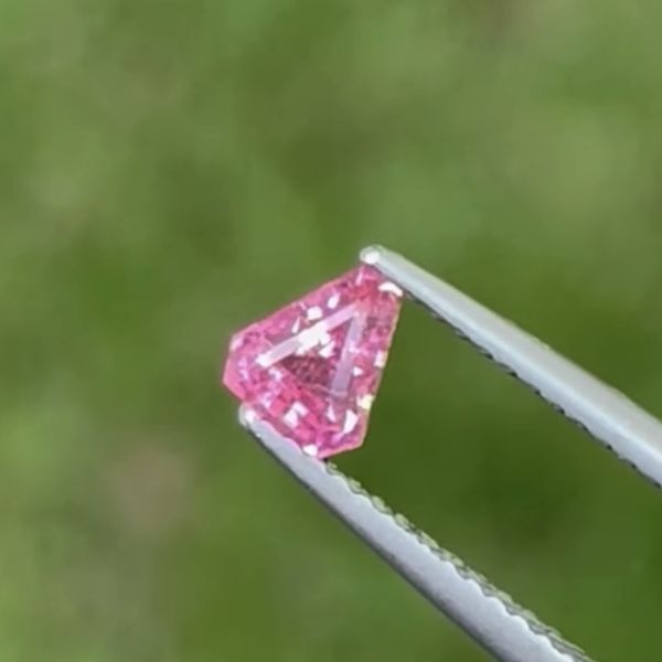 0.56克拉無燒無處理馬亨蓋霓虹粉紅色尖晶石 