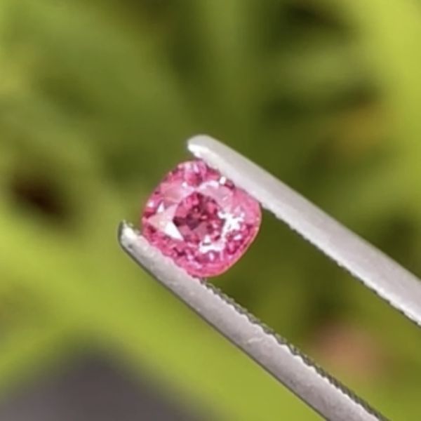 0.75克拉無燒無處理馬亨蓋霓虹粉紅色尖晶石 