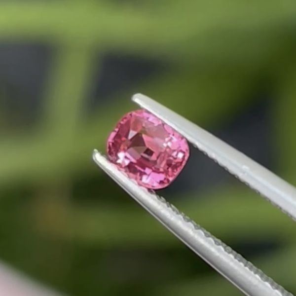 0.69克拉無燒無處理馬亨蓋霓虹粉紅色尖晶石 