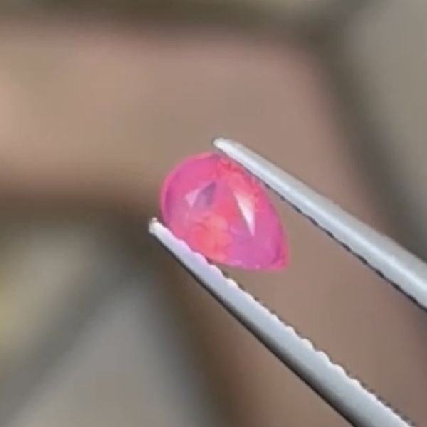 0.55克拉無燒無處理馬亨蓋霓虹粉紅色尖晶石 