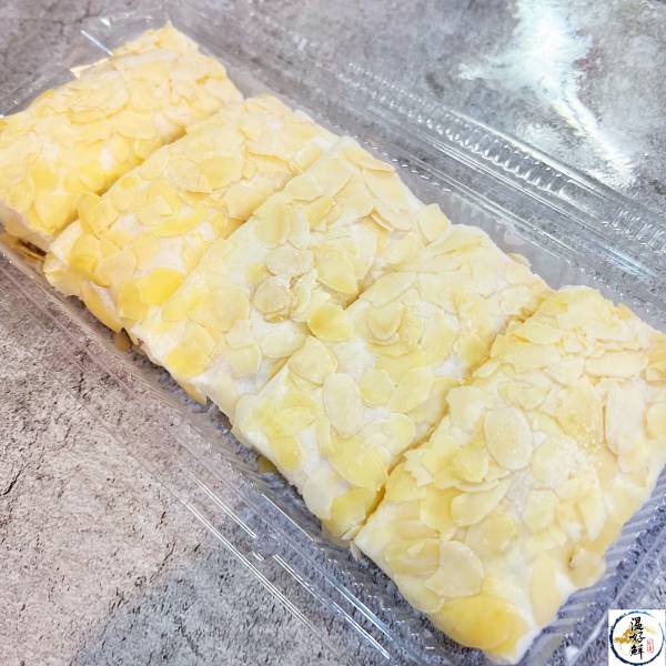 杏片松葉蟹-10入 杏片的爽脆,搭配上甜美的松葉蟹,滑順不油膩的口感咬下去喀滋喀滋的聲音