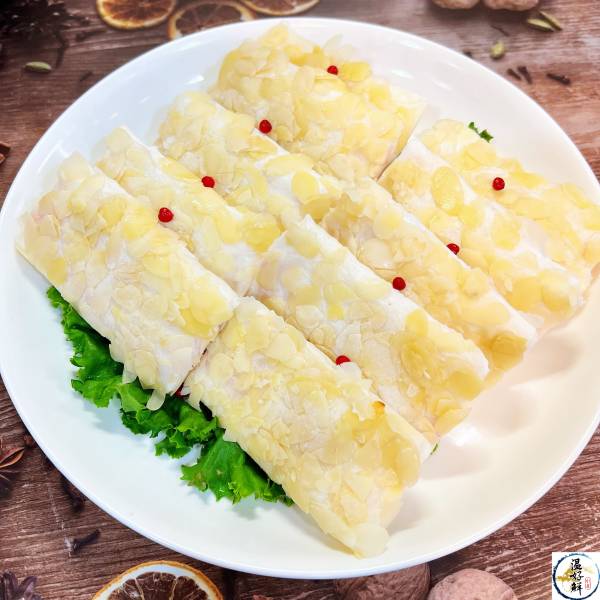 杏片松葉蟹-10入 杏片的爽脆,搭配上甜美的松葉蟹,滑順不油膩的口感咬下去喀滋喀滋的聲音