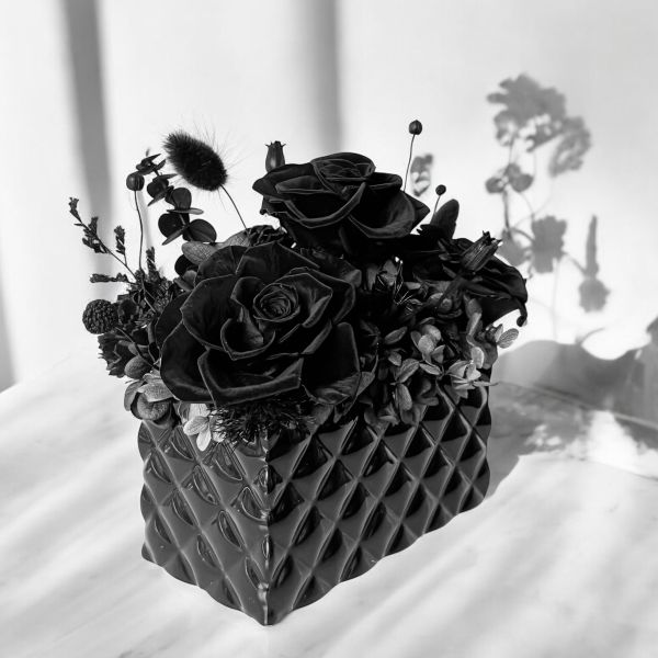 【Floral M】Dark Rose 暮光之城黑玫瑰永生花禮（贈送5ml香氛油） 黑玫瑰永生花,黑玫瑰花禮,暮光玫瑰花盒,Dark Rose 花禮,永生花,黑玫瑰,黑色玫瑰花禮盒,暗黑風花禮,神秘風永生花,暗色系永生花,高級感花禮,情人節永生花推薦,神秘感生日禮物,黑玫瑰送禮,女友禮物特別款,個性化紀念日禮物,特別的浪漫花禮質感花禮