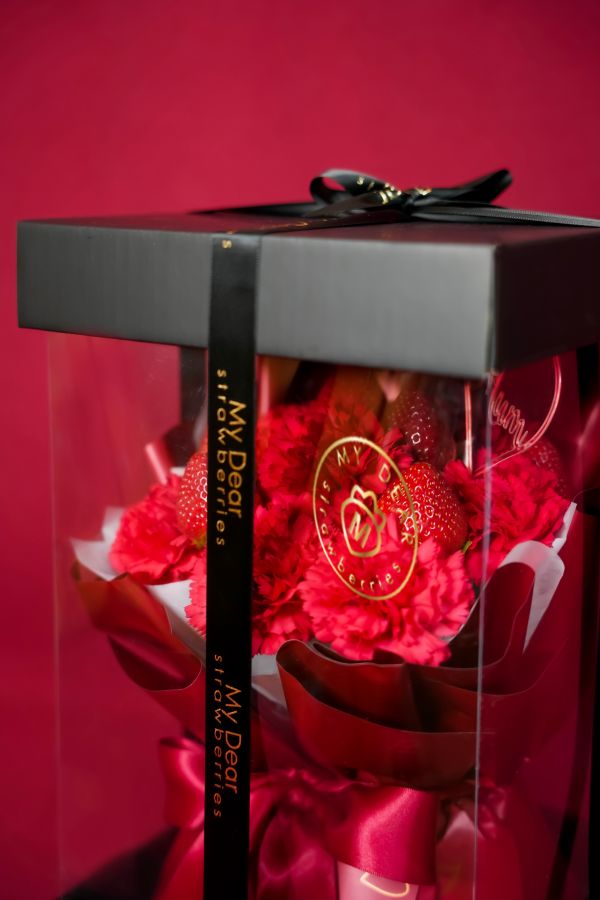 【NEW! 母親節限定】Classic Mom 經典絲絨紅康乃馨草莓花束禮盒組 My Dear strawberries,草莓,花禮,花束,浪漫,送禮,創意禮物,strawberry,bouquet,禮物,生日禮物,生日創意禮物,祝福