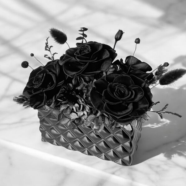 【Floral M】Dark Rose 暮光之城黑玫瑰永生花禮（贈送5ml香氛油） 黑玫瑰永生花,黑玫瑰花禮,暮光玫瑰花盒,Dark Rose 花禮,永生花,黑玫瑰,黑色玫瑰花禮盒,暗黑風花禮,神秘風永生花,暗色系永生花,高級感花禮,情人節永生花推薦,神秘感生日禮物,黑玫瑰送禮,女友禮物特別款,個性化紀念日禮物,特別的浪漫花禮質感花禮