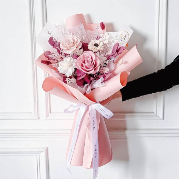 【Floral M】貝爾維亞永生花束（贈送5ml香氛油） 貝爾維亞永生花束
永生花束
永生花花束
永生花
永生花禮盒
永生花禮物

花束關鍵字

浪漫花束
歐式花束
質感花束
高級花束
設計花束
精品花束