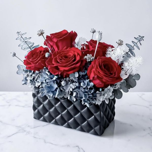 【Floral M】巴黎夜玫瑰永生花禮 母親節花禮 永生花禮 永生花束 玫瑰永生花 母親節禮物推薦 送媽媽禮物 高級花禮 巴黎風花束 法式浪漫花束 夜玫瑰花束 酒紅玫瑰花 高質感永生花 精品花禮 優雅花藝設計 神秘玫瑰花束 母親節送媽媽花 媽媽生日禮物推薦 送婆婆禮物 長輩花禮推薦 高級送禮推薦 紀念日花禮 感謝媽媽禮物 母親節玫瑰永生花禮推薦 台灣 法式永生花束 送媽媽 酒紅玫瑰永生花束 高級款 永生玫瑰花束 母親節禮物 台北永生花店