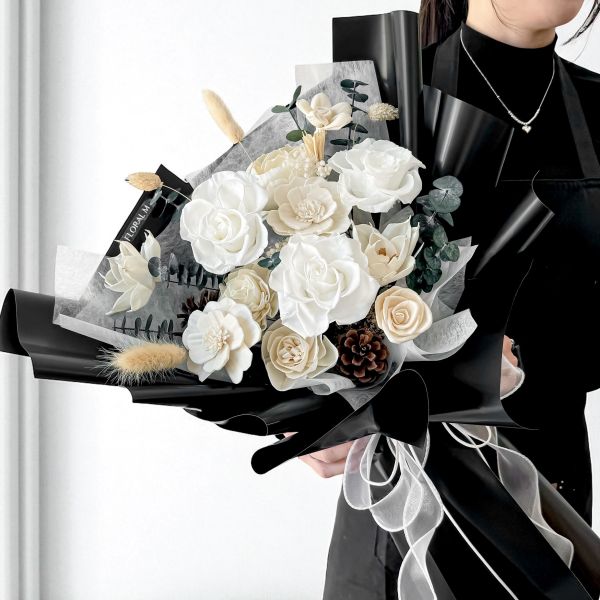 【Floral M】No.5 巴黎古典之夜永生花束（贈送5ml香氛油） 巴黎永生花束,永生花,黑白永生花,高級不凋花禮,法式風格花束,古典風花禮,情人節花束推薦,不凋花,白玫瑰永生花,永生花禮物推薦,高質感花束,浪漫花束推薦,送女友花禮,奢華風格永生花,藝術花束設計,浪漫不凋花,永生玫瑰花束,永生花客製化,高級感花禮推薦