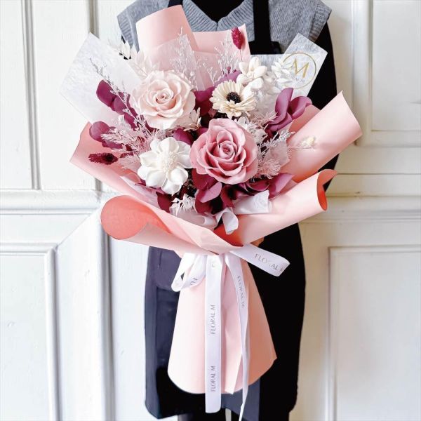 【Floral M】貝爾維亞永生花束（贈送5ml香氛油） 貝爾維亞永生花束
永生花束
永生花花束
永生花
永生花禮盒
永生花禮物

花束關鍵字

浪漫花束
歐式花束
質感花束
高級花束
設計花束
精品花束