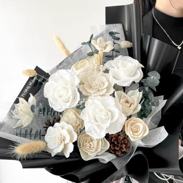 【Floral M】No.5 巴黎古典之夜永生花束（贈送5ml香氛油） 巴黎永生花束,永生花,黑白永生花,高級不凋花禮,法式風格花束,古典風花禮,情人節花束推薦,不凋花,白玫瑰永生花,永生花禮物推薦,高質感花束,浪漫花束推薦,送女友花禮,奢華風格永生花,藝術花束設計,浪漫不凋花,永生玫瑰花束,永生花客製化,高級感花禮推薦