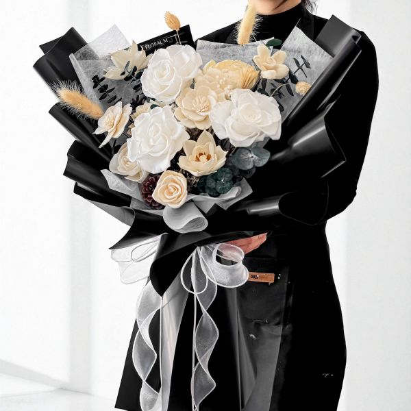【Floral M】No.5 巴黎古典之夜永生花束（贈送5ml香氛油） 巴黎永生花束,永生花,黑白永生花,高級不凋花禮,法式風格花束,古典風花禮,情人節花束推薦,不凋花,白玫瑰永生花,永生花禮物推薦,高質感花束,浪漫花束推薦,送女友花禮,奢華風格永生花,藝術花束設計,浪漫不凋花,永生玫瑰花束,永生花客製化,高級感花禮推薦