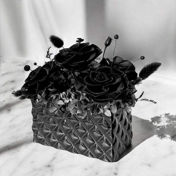 【Floral M】Dark Rose 暮光之城黑玫瑰永生花禮（贈送5ml香氛油） 黑玫瑰永生花,黑玫瑰花禮,暮光玫瑰花盒,Dark Rose 花禮,永生花,黑玫瑰,黑色玫瑰花禮盒,暗黑風花禮,神秘風永生花,暗色系永生花,高級感花禮,情人節永生花推薦,神秘感生日禮物,黑玫瑰送禮,女友禮物特別款,個性化紀念日禮物,特別的浪漫花禮質感花禮
