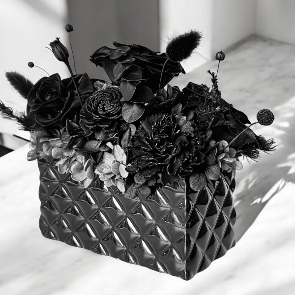 【Floral M】Dark Rose 暮光之城黑玫瑰永生花禮（贈送5ml香氛油） 黑玫瑰永生花,黑玫瑰花禮,暮光玫瑰花盒,Dark Rose 花禮,永生花,黑玫瑰,黑色玫瑰花禮盒,暗黑風花禮,神秘風永生花,暗色系永生花,高級感花禮,情人節永生花推薦,神秘感生日禮物,黑玫瑰送禮,女友禮物特別款,個性化紀念日禮物,特別的浪漫花禮質感花禮