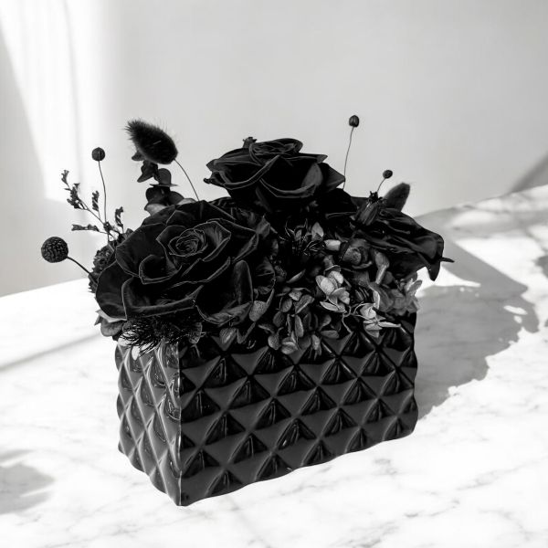【Floral M】Dark Rose 暮光之城黑玫瑰永生花禮（贈送5ml香氛油） 黑玫瑰永生花,黑玫瑰花禮,暮光玫瑰花盒,Dark Rose 花禮,永生花,黑玫瑰,黑色玫瑰花禮盒,暗黑風花禮,神秘風永生花,暗色系永生花,高級感花禮,情人節永生花推薦,神秘感生日禮物,黑玫瑰送禮,女友禮物特別款,個性化紀念日禮物,特別的浪漫花禮質感花禮