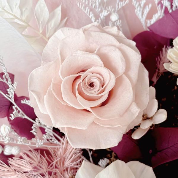 【Floral M】貝爾維亞永生花束（贈送5ml香氛油） 貝爾維亞永生花束
永生花束
永生花花束
永生花
永生花禮盒
永生花禮物

花束關鍵字

浪漫花束
歐式花束
質感花束
高級花束
設計花束
精品花束