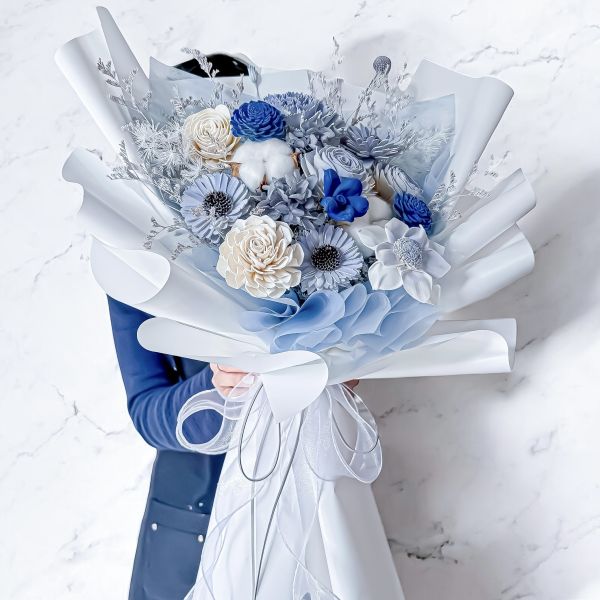 【Floral M】艾莎的祝福冰雪奇緣擴香花束（贈送5ml香氛油） 冰雪奇緣花束、艾莎花束、夢幻擴香花束、香氛花藝、迪士尼風格禮物、冷色系乾燥花、永生花擴香、生日禮物推薦、情人節禮物、居家香氛佈置