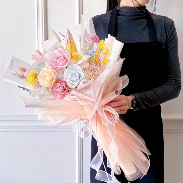 【Floral M】Sweet Wonderland愛麗絲夢幻花園永生花束（贈送5ml香氛油） 永生花束,乾燥花束,永生花禮物,童話風花束,愛麗絲風格,夢幻花藝,Wonderland 花束,少女心禮物,粉系花藝,法式浪漫風,情人節花禮,生日花禮推薦,母親節禮物,畢業禮物,結婚祝福花束,開幕送禮,喬遷禮推薦