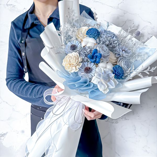 【Floral M】艾莎的祝福冰雪奇緣擴香花束（贈送5ml香氛油） 冰雪奇緣花束、艾莎花束、夢幻擴香花束、香氛花藝、迪士尼風格禮物、冷色系乾燥花、永生花擴香、生日禮物推薦、情人節禮物、居家香氛佈置