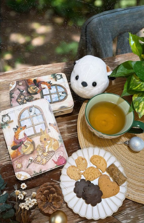 【插畫聯名款】 （聖誕節） 英格藍貓 The Brit Blue Kitten-Ingrid 曲奇餅,蝴蝶酥,蝴蝶餅,甜點,手工餅乾,彌月,喜餅,伴手禮,團購,jenny bakery,無蛋餅乾,鐵盒餅乾,客製化喜餅,似顏繪鐵盒