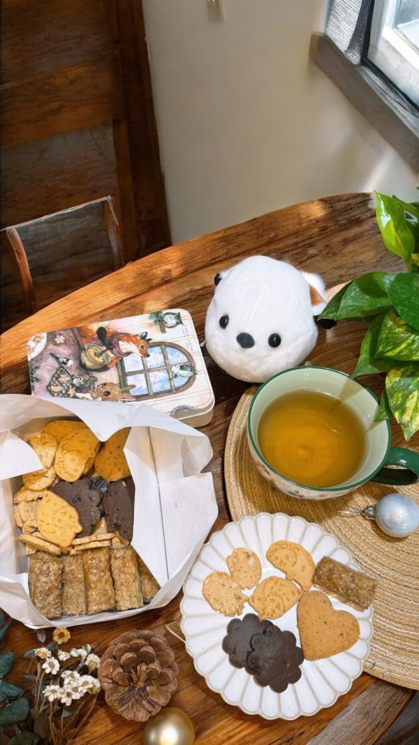 【插畫聯名款】 （聖誕節） 英格藍貓 The Brit Blue Kitten-Ingrid 曲奇餅,蝴蝶酥,蝴蝶餅,甜點,手工餅乾,彌月,喜餅,伴手禮,團購,jenny bakery,無蛋餅乾,鐵盒餅乾,客製化喜餅,似顏繪鐵盒