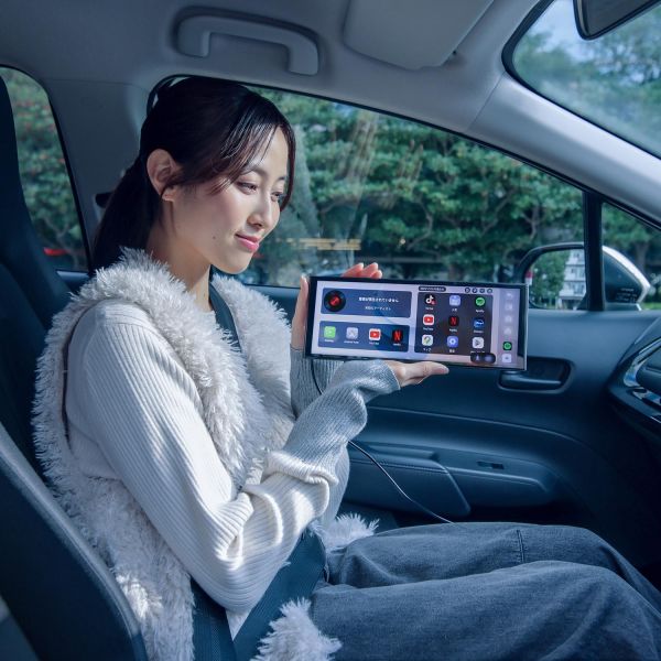 OTTOCAST Screen AI｜11.4 吋智慧車用觸控螢幕・Android 15・Gemini AI・無線 CarPlay Android Auto｜Jeff Select 想升級車上的導航、音樂與娛樂體驗,不一定要拆原廠主機。OTTOCAST Screen AI 是一款 11.4 吋外接式智慧車用觸控螢幕,內建 Android 15 與 Gemini AI,支援無線 CarPlay／Android Auto、App 下載、分割畫面與多種音訊輸出方式,適合舊車升級、長途出遊與家庭用車情境。