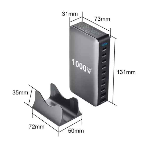 1000W 標示多孔 GaN 快速充電站 10 孔 USB-C／USB-A・PD140W・PD100W・QC20W・桌面集中充電 10 孔多功能 GaN 快速充電站,前方面板配置 USB-C PD140W、USB-C PD100W 與 USB-A QC20W 多組輸出孔,適合手機、平板、筆電、耳機、手錶等多設備集中充電。產品標示 1000W,實際輸出功率需依設備、線材、協議與多孔分配狀況為準。購買前請先確認設備是否支援 PD／QC 快充與對應線材規格。