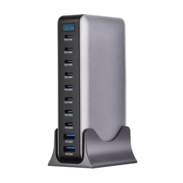 1000W 標示多孔 GaN 快速充電站 10 孔 USB-C／USB-A・PD140W・PD100W・QC20W・桌面集中充電 10 孔多功能 GaN 快速充電站,前方面板配置 USB-C PD140W、USB-C PD100W 與 USB-A QC20W 多組輸出孔,適合手機、平板、筆電、耳機、手錶等多設備集中充電。產品標示 1000W,實際輸出功率需依設備、線材、協議與多孔分配狀況為準。購買前請先確認設備是否支援 PD／QC 快充與對應線材規格。