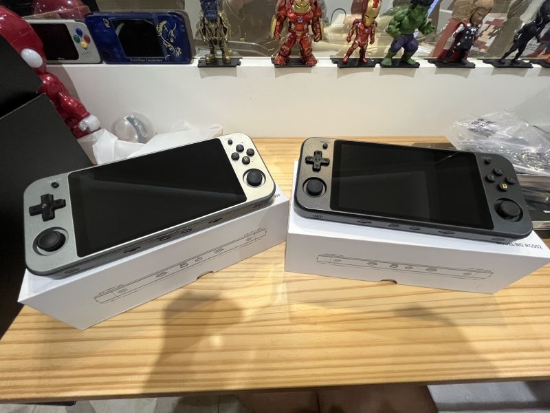 里歐街機 二手商品出清  RG552 掌機 可充電 原價6980 