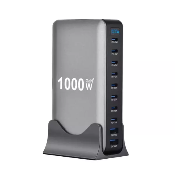 1000W 標示多孔 GaN 快速充電站 10 孔 USB-C／USB-A・PD140W・PD100W・QC20W・桌面集中充電 10 孔多功能 GaN 快速充電站,前方面板配置 USB-C PD140W、USB-C PD100W 與 USB-A QC20W 多組輸出孔,適合手機、平板、筆電、耳機、手錶等多設備集中充電。產品標示 1000W,實際輸出功率需依設備、線材、協議與多孔分配狀況為準。購買前請先確認設備是否支援 PD／QC 快充與對應線材規格。