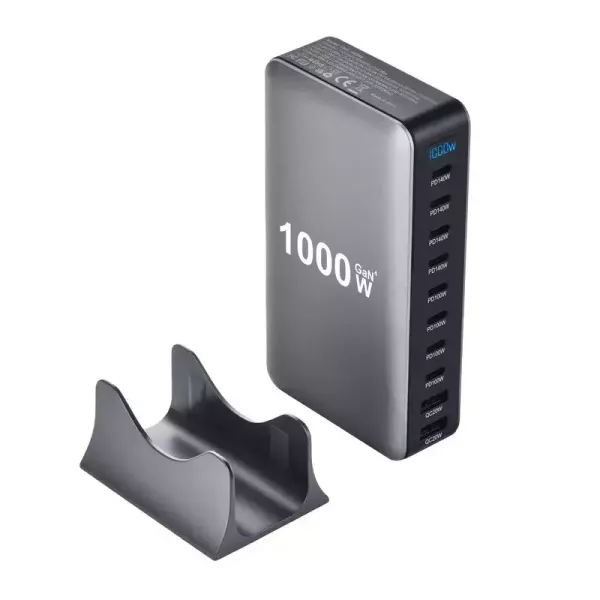 1000W 標示多孔 GaN 快速充電站 10 孔 USB-C／USB-A・PD140W・PD100W・QC20W・桌面集中充電 10 孔多功能 GaN 快速充電站,前方面板配置 USB-C PD140W、USB-C PD100W 與 USB-A QC20W 多組輸出孔,適合手機、平板、筆電、耳機、手錶等多設備集中充電。產品標示 1000W,實際輸出功率需依設備、線材、協議與多孔分配狀況為準。購買前請先確認設備是否支援 PD／QC 快充與對應線材規格。