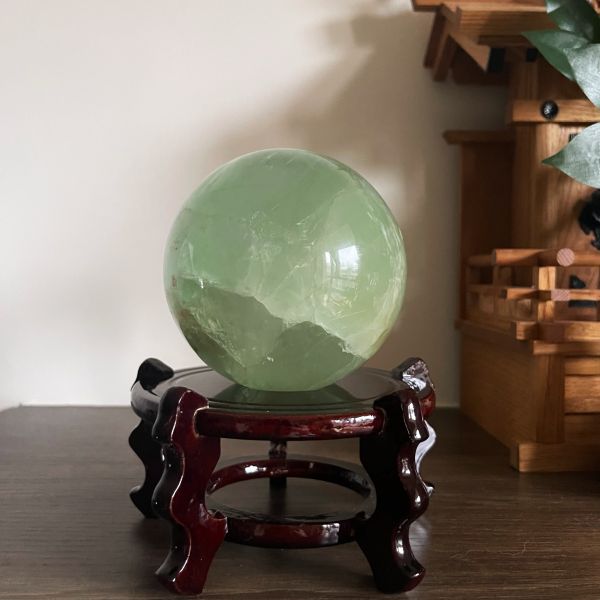 透亮淡綠晶石球 11 cm 