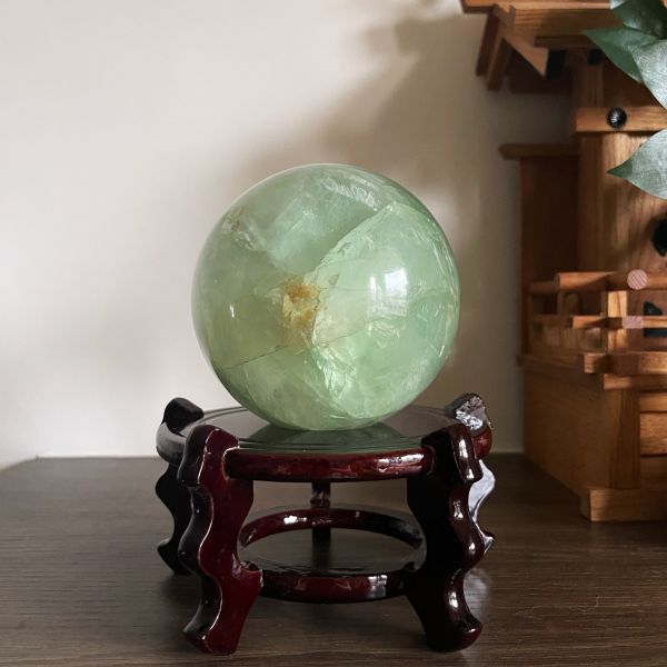 透亮淡綠晶石球 11 cm 