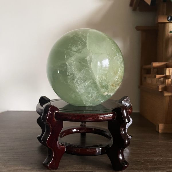 透亮淡綠晶石球 11 cm 