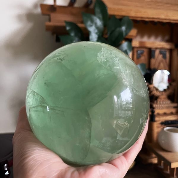 透亮淡綠晶石球 11 cm 