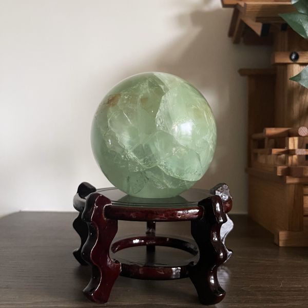 透亮淡綠晶石球 11 cm 