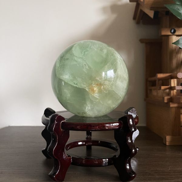 透亮淡綠晶石球 11 cm 