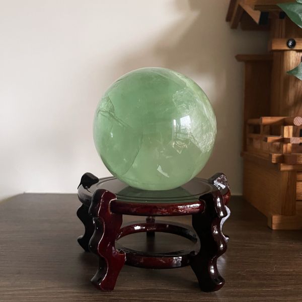透亮淡綠晶石球 11 cm 