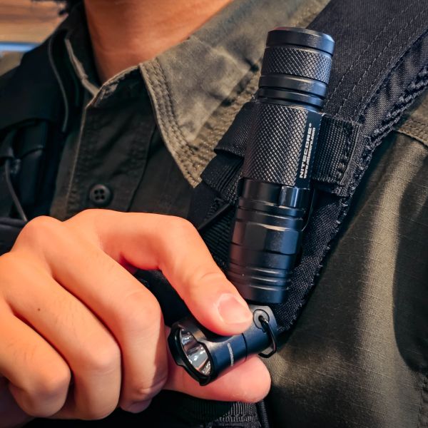 Nitecore【MT21C Tactical Flashlight】 ott,ottgear,nitecore,手電筒,戰術手電筒,勤務裝備,勤務手電筒,強光手電筒,多功能手電筒,轉角燈,直角燈,工作燈,旋轉燈,磁鐵固定,磁鐵吸附