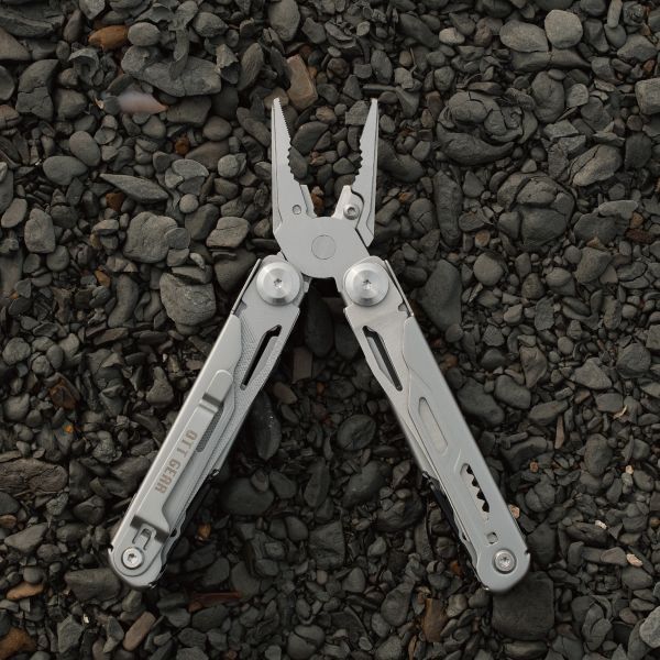現貨｜OTT【MT01工具鉗-17合1功能】 EDC,多功能工具鉗,尖嘴鉗,標準鉗,切線鉗,開瓶器,一字起子,安全帶切割器,開罐器,剝線鉗,尺規,刀片,彈簧式剪刀,鋸刀,錐子,穿線孔,十字起子,送男生禮物,戶外露營,隨手工具,多功能,不鏽鋼,收納,輕巧便攜,極限運動,戶外生存,工具鎖定,野營,生存遊戲,軍品,求生