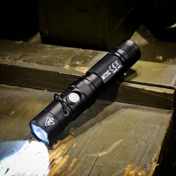 Nitecore【MT21C Tactical Flashlight】 ott,ottgear,nitecore,手電筒,戰術手電筒,勤務裝備,勤務手電筒,強光手電筒,多功能手電筒,轉角燈,直角燈,工作燈,旋轉燈,磁鐵固定,磁鐵吸附