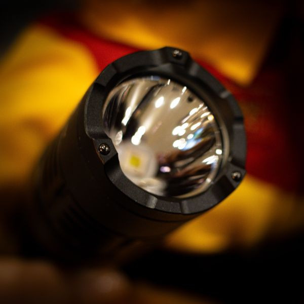 新手推薦｜NITECORE【P23i手電筒 學弟的首選】 ott,ottgear,nitecore,手電筒,戰術手電筒,勤務裝備,勤務手電筒,強光手電筒,爆閃,爆閃手電筒,閃爍,攻擊頭,玻璃擊破器