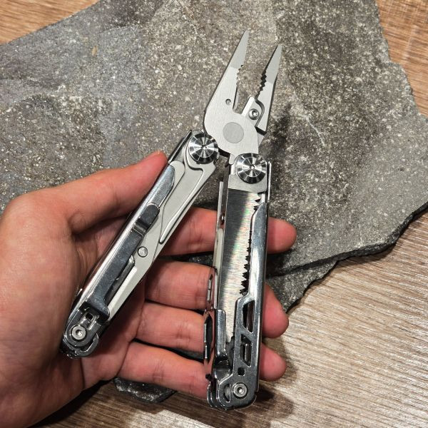 新手推薦｜OTT【MT02工具鉗 一起成為有鉗人】 OTT工具鉗,MT01工具鉗,MT02工具鉗,多功能工具鉗,EDC工具鉗,戰術工具鉗,14C28不鏽鋼,黑色石洗工具鉗,高CP值工具鉗,隨身工具組