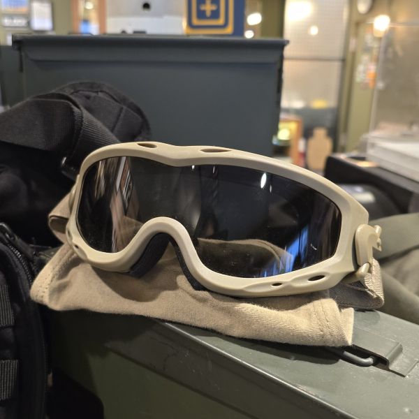 週年慶贈品｜OTT【美軍公發 Wiley X 護目鏡】 OTT,OTTGear,二手軍品,美軍公發,emi燈,軍規工作燈,露營燈,軍品收藏,美軍收藏,Wiley X SPEAR護目鏡,Wiley X SPEAR APEL版,SPEAR護目鏡推薦,SPEAR護目鏡哪裡買,APEL認證護目鏡,美國軍用護目鏡,美軍APEL護目鏡,戰術護目鏡推薦,城市戰護目鏡,戰場用護目鏡,特戰部隊護目鏡,防塵防爆護目鏡,軍品收藏護目鏡