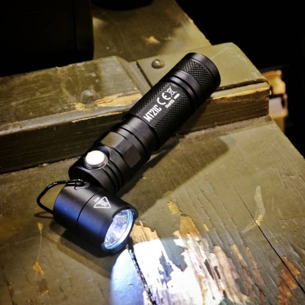 Nitecore【MT21C Tactical Flashlight】 ott,ottgear,nitecore,手電筒,戰術手電筒,勤務裝備,勤務手電筒,強光手電筒,多功能手電筒,轉角燈,直角燈,工作燈,旋轉燈,磁鐵固定,磁鐵吸附