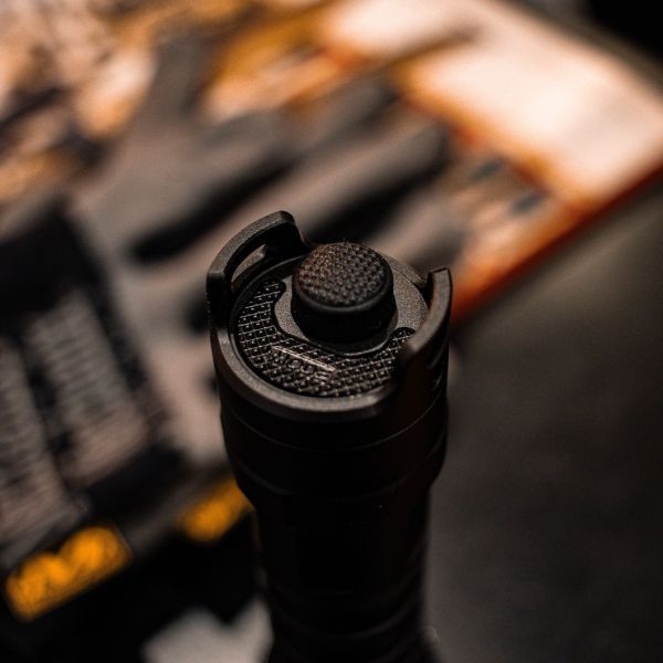 新手推薦｜NITECORE【P23i手電筒 學弟的首選】 ott,ottgear,nitecore,手電筒,戰術手電筒,勤務裝備,勤務手電筒,強光手電筒,爆閃,爆閃手電筒,閃爍,攻擊頭,玻璃擊破器