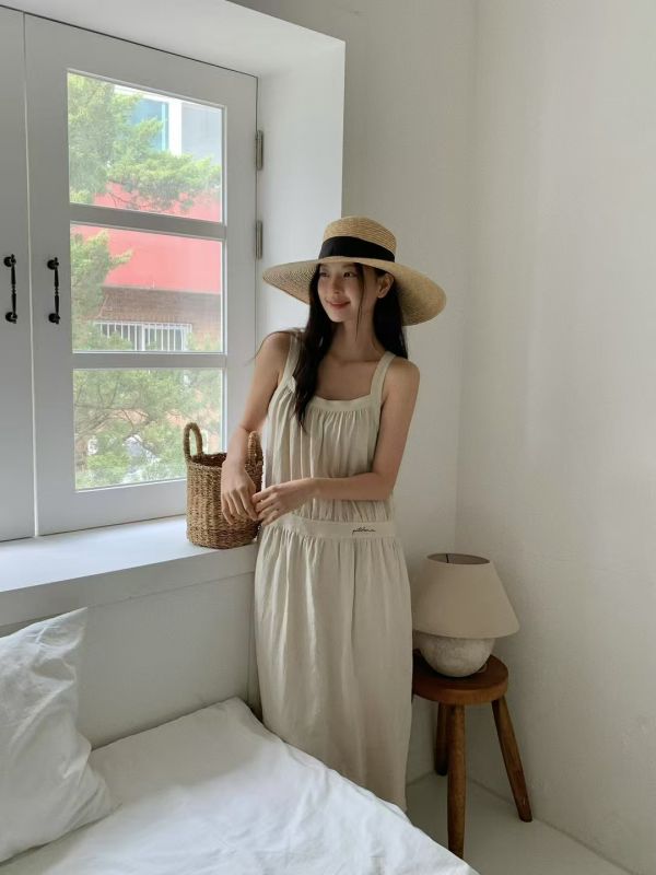 吊帶細褶洋裝 韓流行女裝,設計師女裝,女裝,吊帶洋裝,休閒洋裝,棉麻洋裝,無袖洋裝,造型,細褶感,復古,白色洋裝,低腰剪裁,刺繡