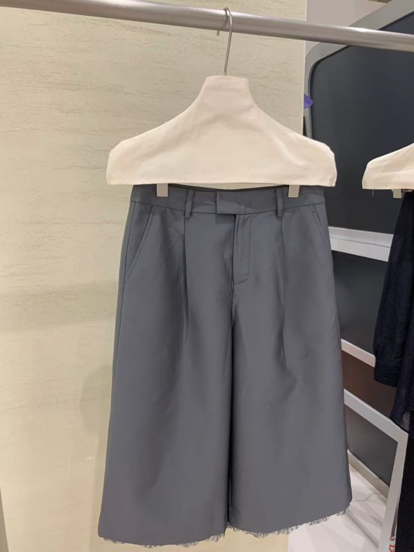 質感緞面六分褲 日韓女裝,流行女裝,極簡,褲裙,中性,上班族,時尚,七分褲,短褲,個性,西裝褲,光澤質感,現代風格,辦公室風格