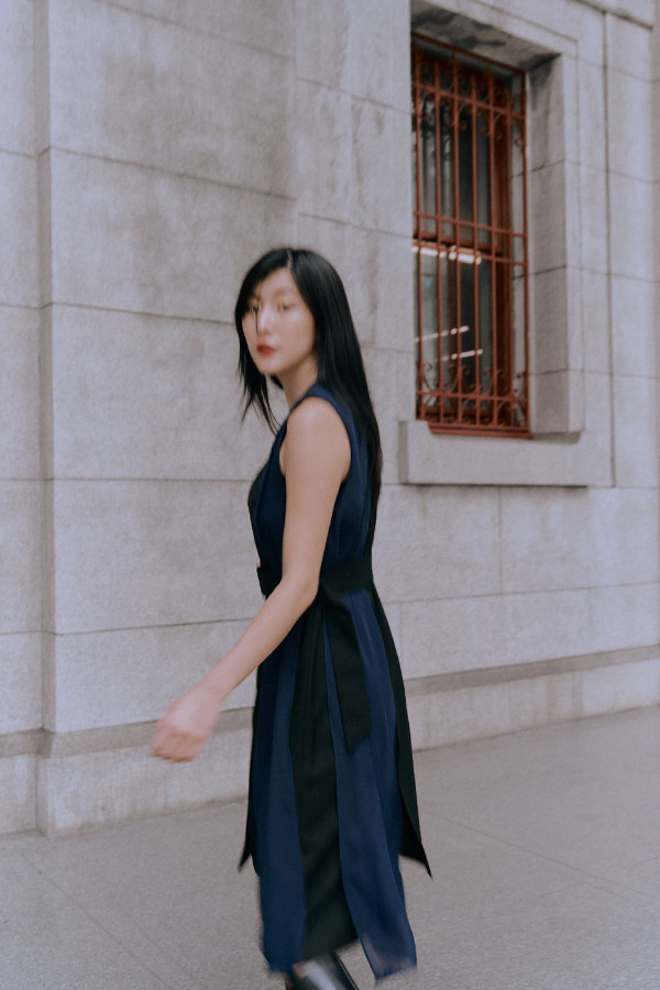 不對稱開釦洋裝 韓流行女裝,設計師女裝,女裝,設計感,秋冬,上班族,都會,秋冬洋裝,雪紡拼接,材質拼接,背心洋裝,中性色,無袖洋裝,撞色洋裝