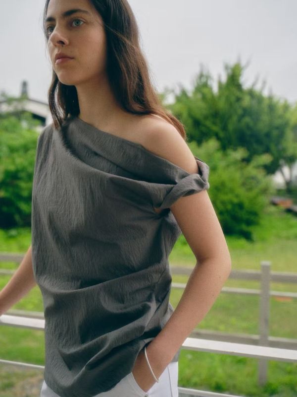 扭結裸肩上衣 韓流行女裝,設計師女裝,女裝,一字領,棉織,無袖上衣,單品,無袖上衣,裸肩上衣,露肩,極簡,廂型,歐美風
