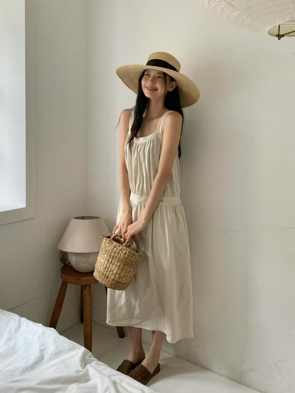 吊帶細褶洋裝 韓流行女裝,設計師女裝,女裝,吊帶洋裝,休閒洋裝,棉麻洋裝,無袖洋裝,造型,細褶感,復古,白色洋裝,低腰剪裁,刺繡